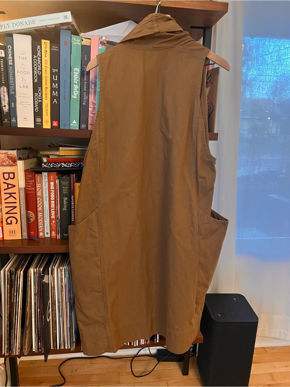 Elizabeth Suzann Clyde Brown Sleeveless Open Vest with Pockets - Picture 2 of 4